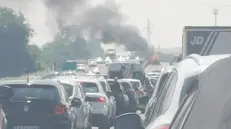 L'auto in fiamme in A4 e il traffico bloccato - © www.giornaledibrescia.it