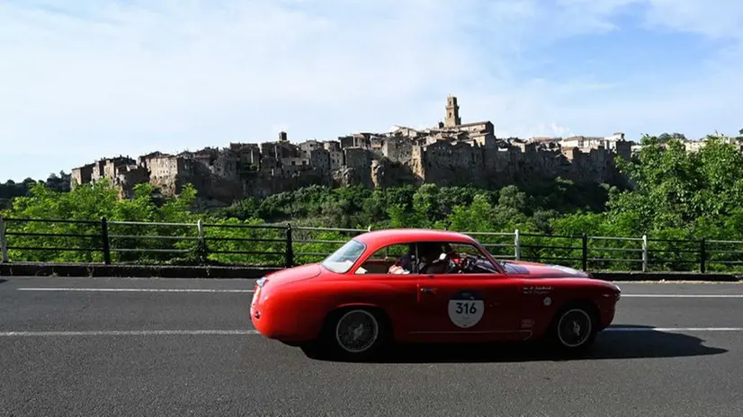 Mille Miglia 2021: il passaggio a Pitigliano