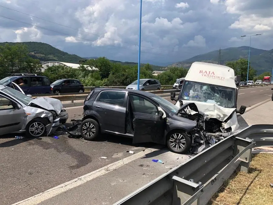 Incidente sulla Montelungo, quattro feriti e traffico in tilt