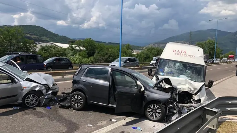 Incidente sulla Montelungo, quattro feriti e traffico in tilt