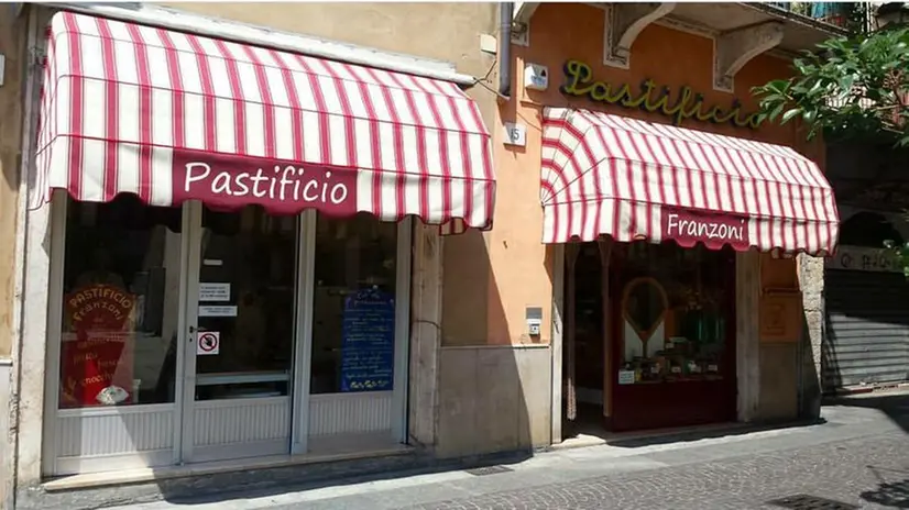 La vetrina del Pastificio Franzoni in Rua Sovera, a ridosso di piazza Rovetta