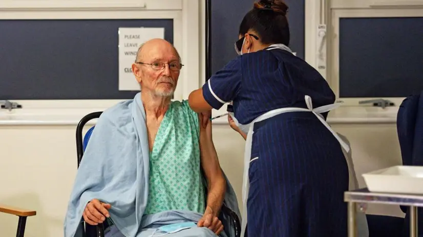 William Shakespeare, il primo uomo vaccinato contro il Covid - Foto Epa/Jacob King © www.giornaledibrescia.it