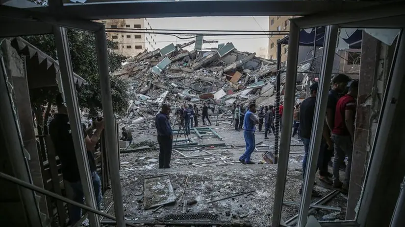 Ciò che è rimasto della torre Al-Jalaa, sede di diversi media, distrutta a Gaza - Foto Epa/Haitham Imad © www.giornaledibrescia.it