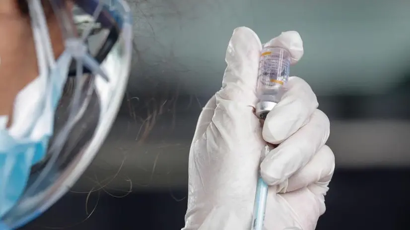 Preparazione di una dose di vaccino - Foto Epa © www.giornaledibrescia.it