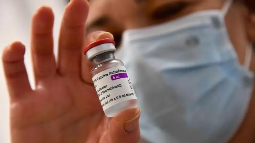Una fiala di vaccino AstraZeneca - Foto Ansa  © www.giornaledibrescia.it