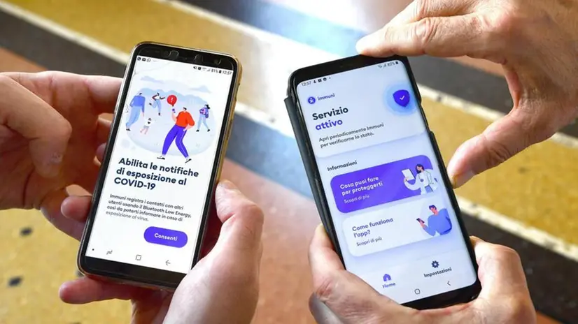L'app Immuni su due smartphone - Foto © www.giornaledibrescia.it