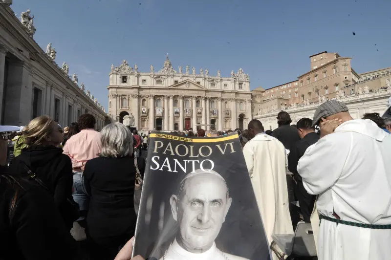 Paolo VI Santo, piazza San Pietro gremita di fedeli bresciani