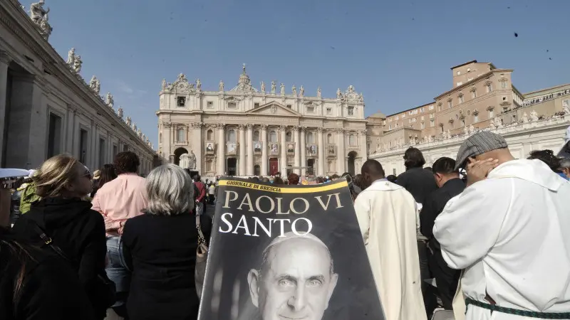 Paolo VI Santo, piazza San Pietro gremita di fedeli bresciani