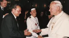 Enzo Boletti, «Corvo nero» per gli amici polacchi, e Giovanni Paolo II a Castiglione nel 1991 - Foto © www.giornaledibrescia.it