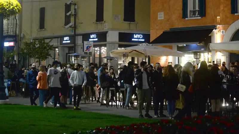 Il coprifuoco ora scatta alle 23 e non più alle 22 - Foto Marco Ortogni/Neg © www.giornaledibrescia.it