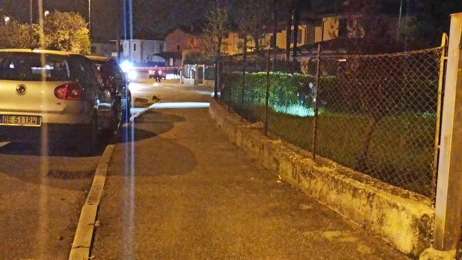 Carabinieri nella notte sul luogo dell'agguato a Montichiari - © www.giornaledibrescia.it