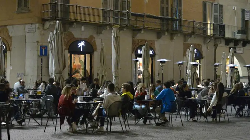 Serata di relax in centro a Brescia - Foto Marco Ortogni/Neg © www.giornaledibrescia.it