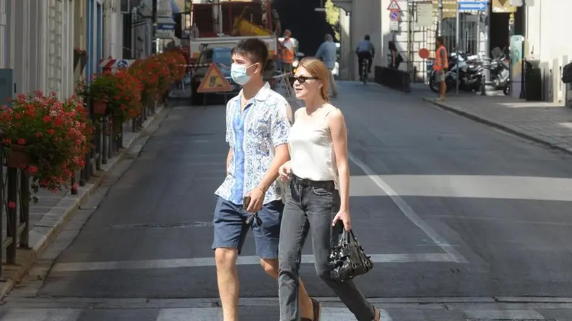 Persone a passeggio in città il primo giorno senza l'obbligo delle mascherine - Foto Marco Ortogni/Neg © www.giornaledibrescia.it