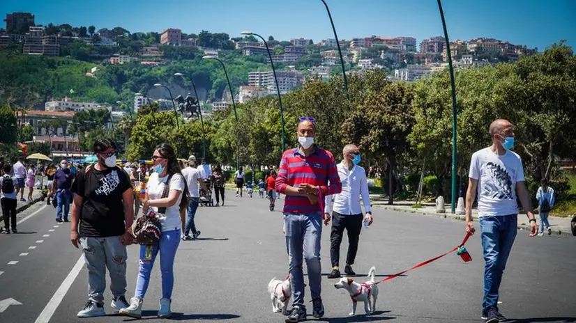 Passeggiata domenicale a Napoli - Foto Ansa  © www.giornaledibrescia.it