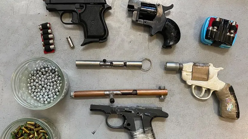 Alcune delle armi prodotte Foto © www.giornaledibrescia.it