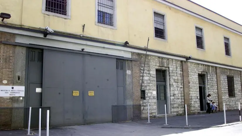 L'esterno del carcere di Canton Mombello a Brescia - © www.giornaledibrescia.it