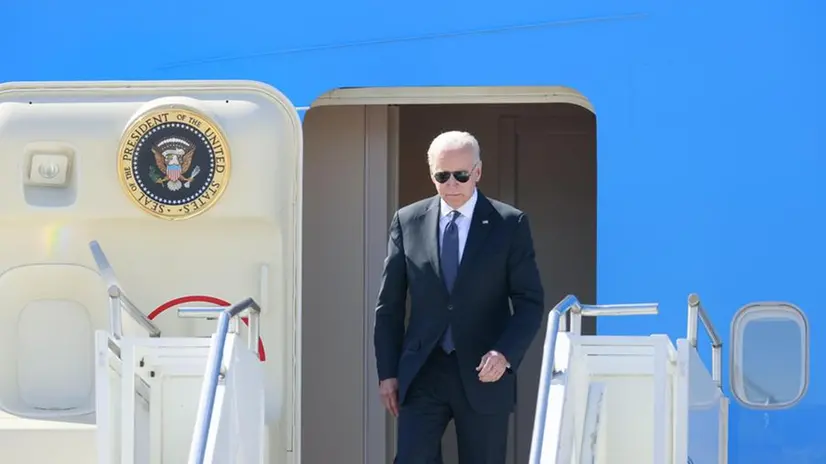 Joe Biden arriva all'aeroporto di Ginevra per l'incontro con Vladimir Putin -  Foto Epa  © www.giornaledibrescia.it