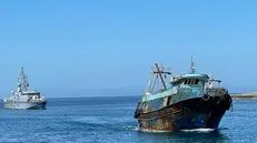 Un barcone al largo di Lampedusa