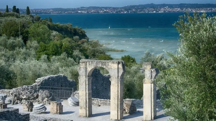 Le Grotte di Catullo a Sirmione attraggono ogni anno migliaia di visitatori - Foto Claudio Garofalo © zoom.giornaledibrescia.it