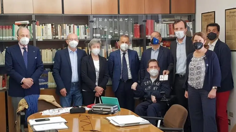 Stefano Pietta con mamma, papà e i rappresentanti dell’Ordine dei Giornalisti della Lombardia - Foto © www.giornaledibrescia.it