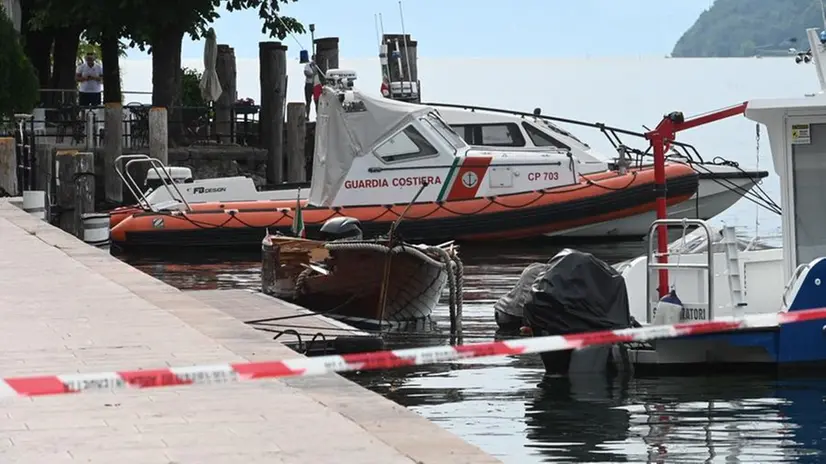La barca con la fiancata segnata da un urto a bordo della quale è stato rinvenuto il cadavere del 35enne - Foto Gabriele Strada /Neg © www.giornaledibrescia.it