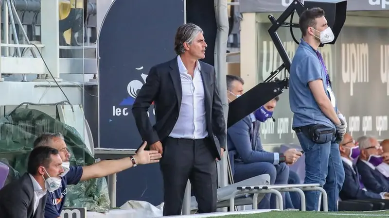 Il tecnico Diego Lopez sulla panchina delle rondinelle - Foto New Reporter Nicoli © www.giornaledibrescia.it