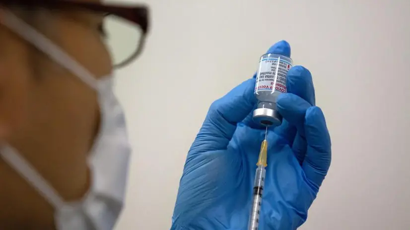 La preparazione di una dose di vaccino anti-Covid - Foto Ansa © www.giornaledibrescia.it