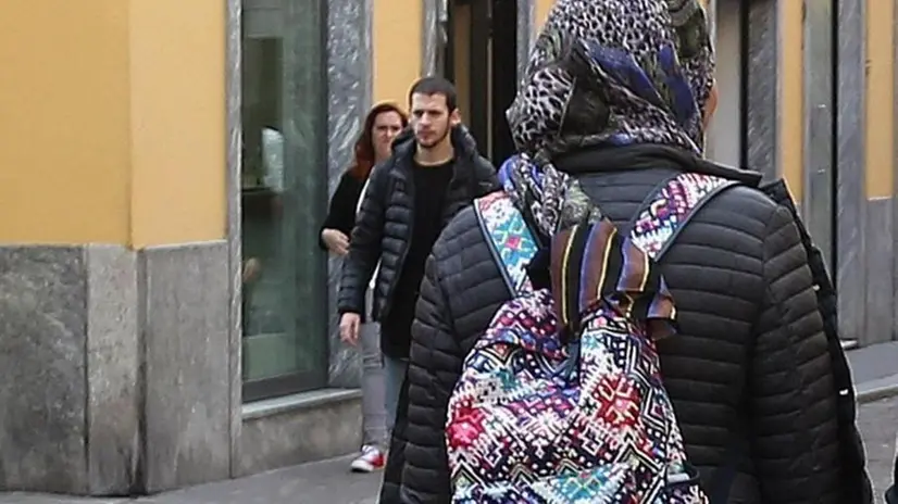 Una ragazza pakistana cammina per strada - © www.giornaledibrescia.it