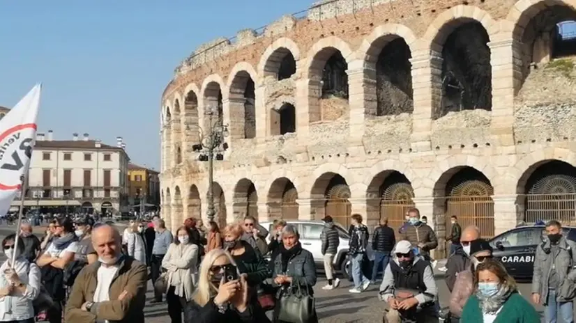 La manifestazione di Verona contro i vaccini del 27 febbraio - © www.giornaledibrescia.it