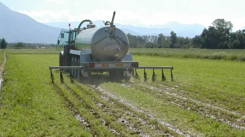 Lo spandimento dei gessi di defecazione (immagine simbolica) - Foto © www.giornaledibrescia.it