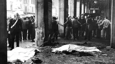 Uno scatto dopo lo scoppio della bomba in Piazza Loggia del 28 maggio 1974 - © www.giornaledibrescia.it
