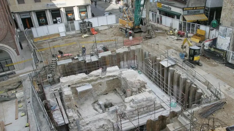 I resti della torre medievale scoperti durante i lavori per la stazione della metro di piazza Vittoria - Foto Ansa  © www.giornaledibrescia.it
