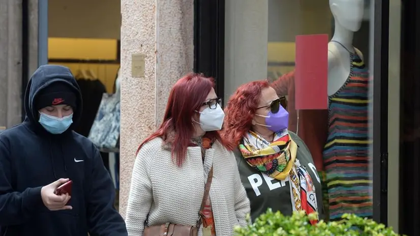 Passanti in centro a Brescia indossano la mascherina - Foto Marco Ortogni/Neg © www.giornaledibrescia.it