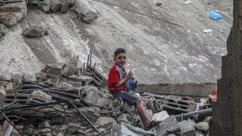 Un bimbo palestinese tra le rovine di un edificio - Foto Epa © www.giornaledibrescia.it