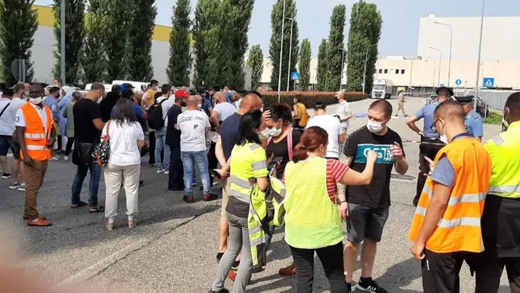 Il presidio dei lavoratori a Novara