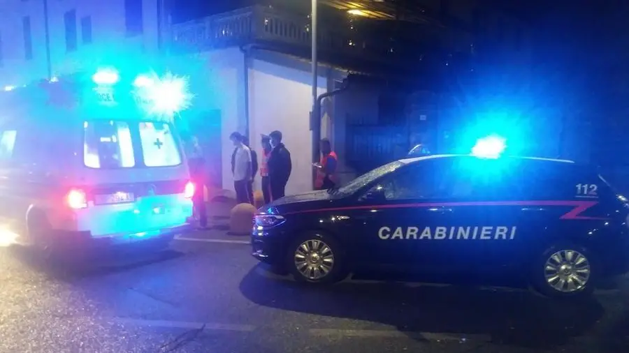 Lampeggianti accesi sul luogo dell'accoltellamento - © www.giornaledibrescia.it
