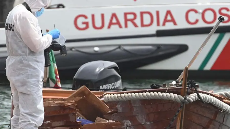 La barca in legno distrutta dall’impatto - Foto Gabriele Strada /Neg © www.giornaledibrescia.it