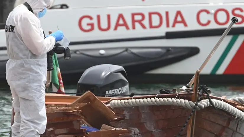 La barca in legno distrutta dall’impatto - Foto Gabriele Strada /Neg © www.giornaledibrescia.it
