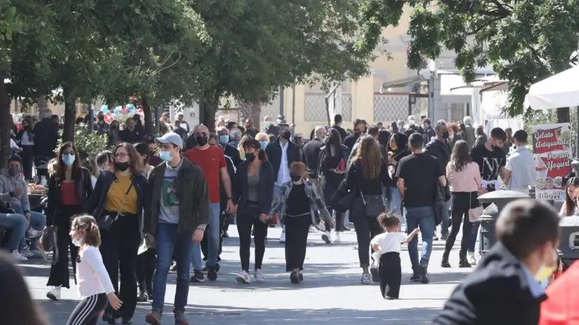 Folla a passeggio - Foto Ansa © www.giornaledibrescia.it