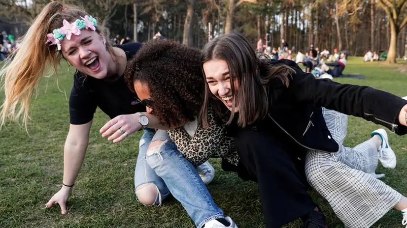 La risata come terapia: l’incontro giovanile ha una forte dimensione fisica
