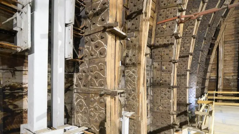 Gli arconi poggiano su «travi banchina» orizzontali