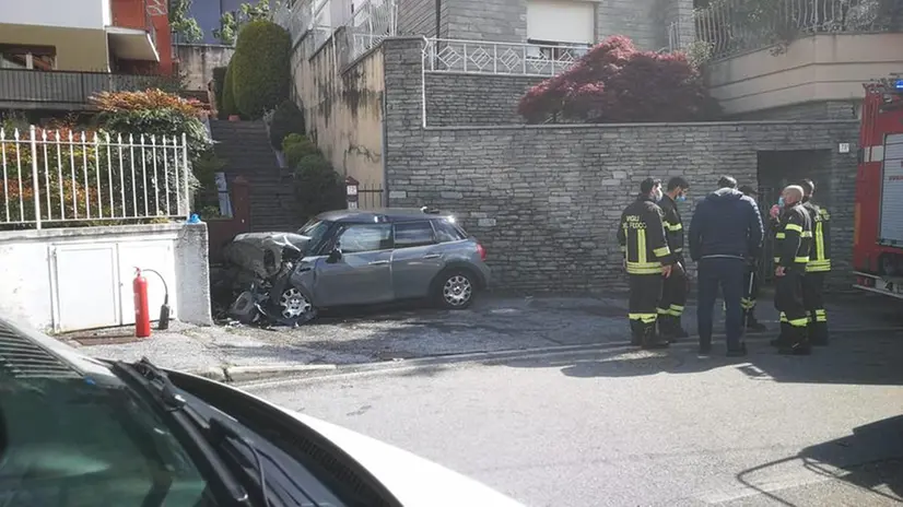 L'auto è finita contro un muro - Foto © www.giornaledibrescia.it