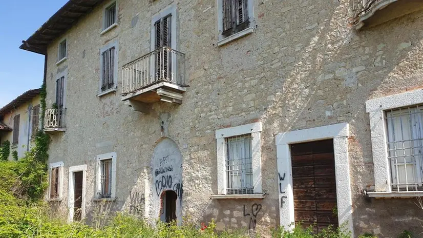 L’edificio vuoto è stato imbrattato e danneggiato - Foto © www.giornaledibrescia.it