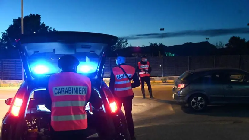 Carabinieri durante un controllo notturno