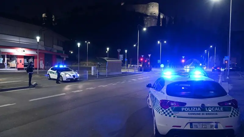 Posti di blocco ai piedi del Castello - © www.giornaledibrescia.it