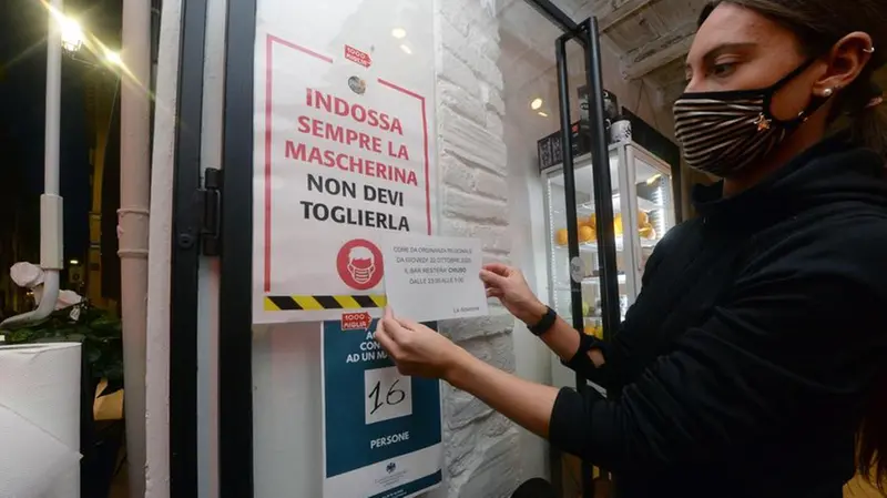 La mascherina ci accompagna ormai da più di un anno - © www.giornaledibrescia.it