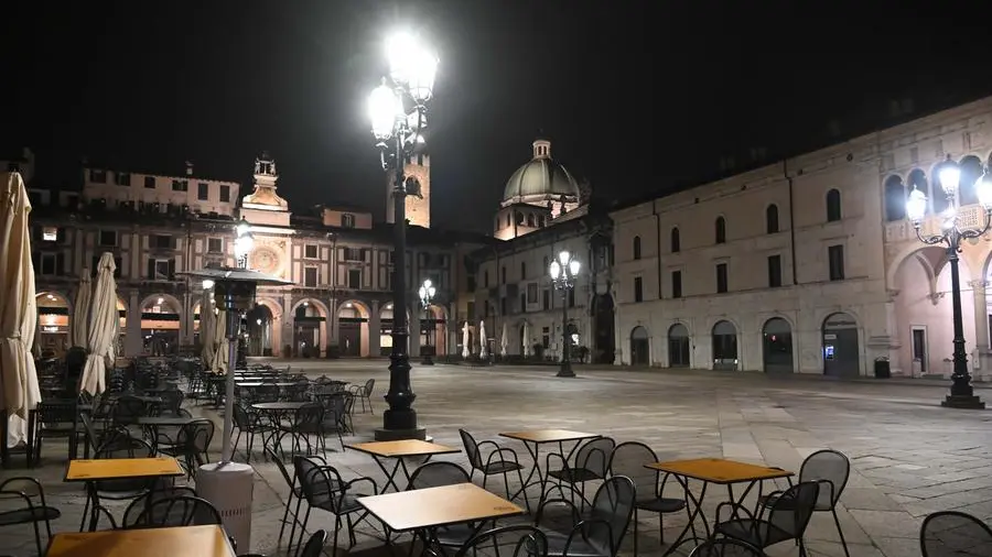 Una piazza Loggia deserta durante il lockdown - © www.giornaledibrescia.it
