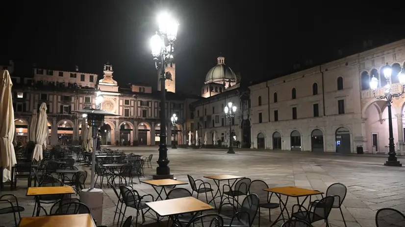 Una piazza Loggia deserta durante il lockdown - © www.giornaledibrescia.it