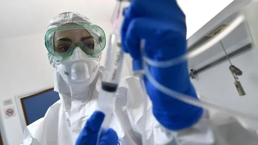 Un'operatrice effettua il sequenziamento di un tampone per rilevare le varianti del coronavirus - Foto © www.giornaledibrescia.it