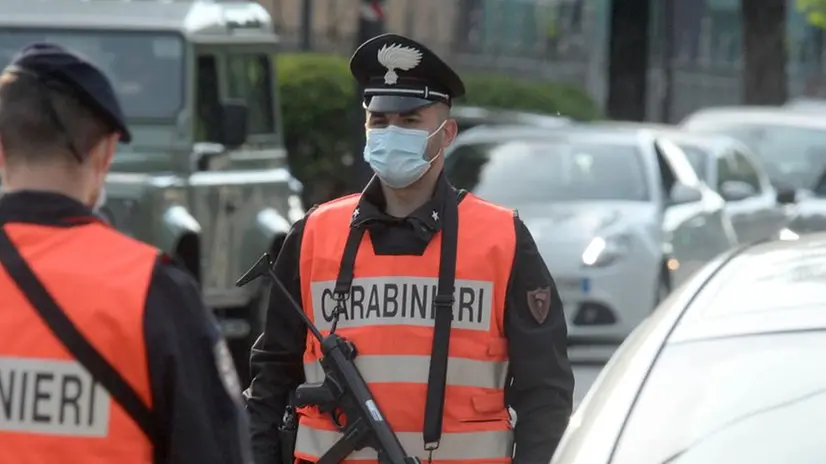 I carabinieri hanno verificato quanto accade sulla strada. Foto © www.giornaledibrescia.it